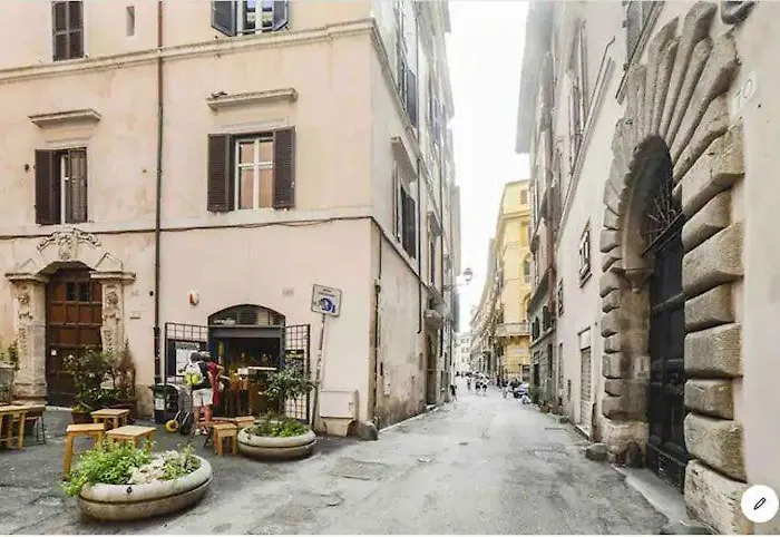 Pantheon In The Heart Of Rome